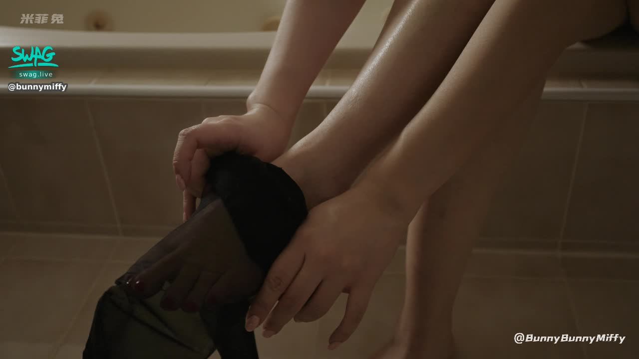 穿黑絲給隔壁弟弟足交射精在我絲襪腳上 bunnymiffy米菲兔onlyfans
